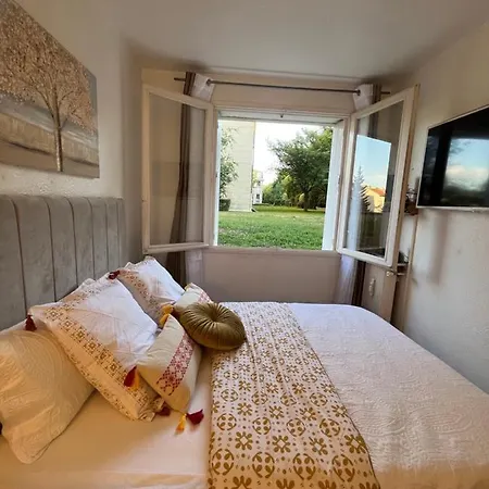 Studio Situe A 5 Min Du Chateau De Versailles Et Stationnement Gratuit Exterior photo