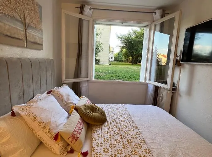 Studio Situe A 5 Min Du Chateau De Versailles Et Stationnement Gratuit