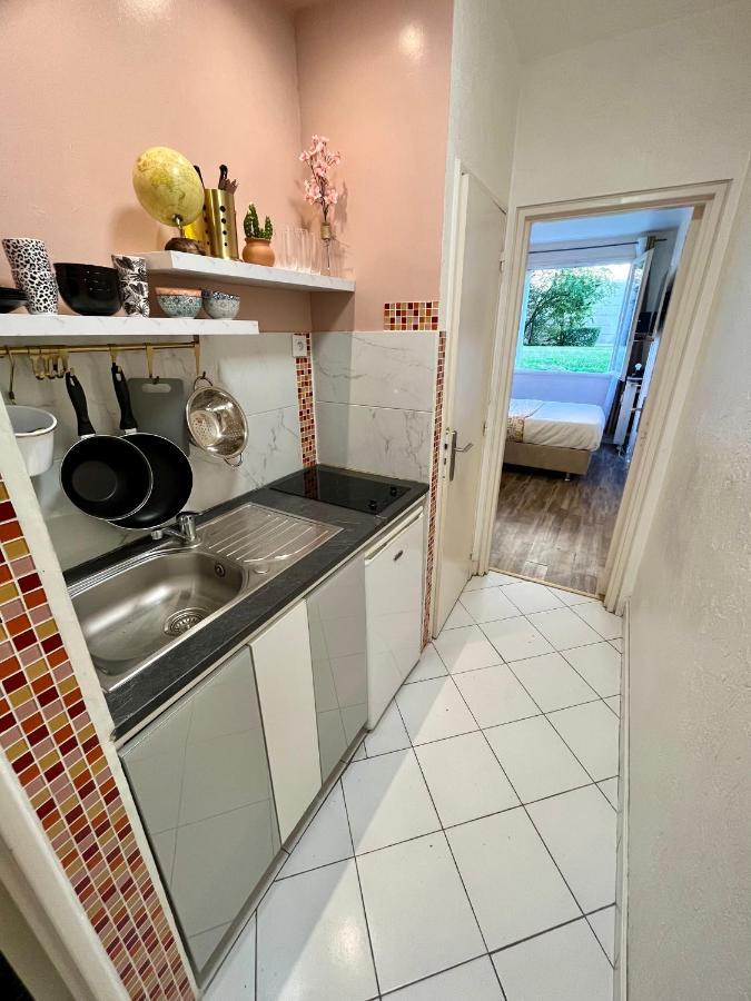 Situe A 5 Min Du Chateau De Et Stationnement Gratuit Apartment Versailles